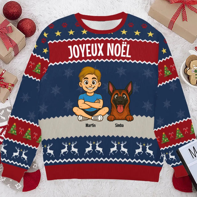 Pull de Noël personnalisé bleu et rouge avec un enfant et son berger allemand, inscription JOYEUX NOËL, style festif.