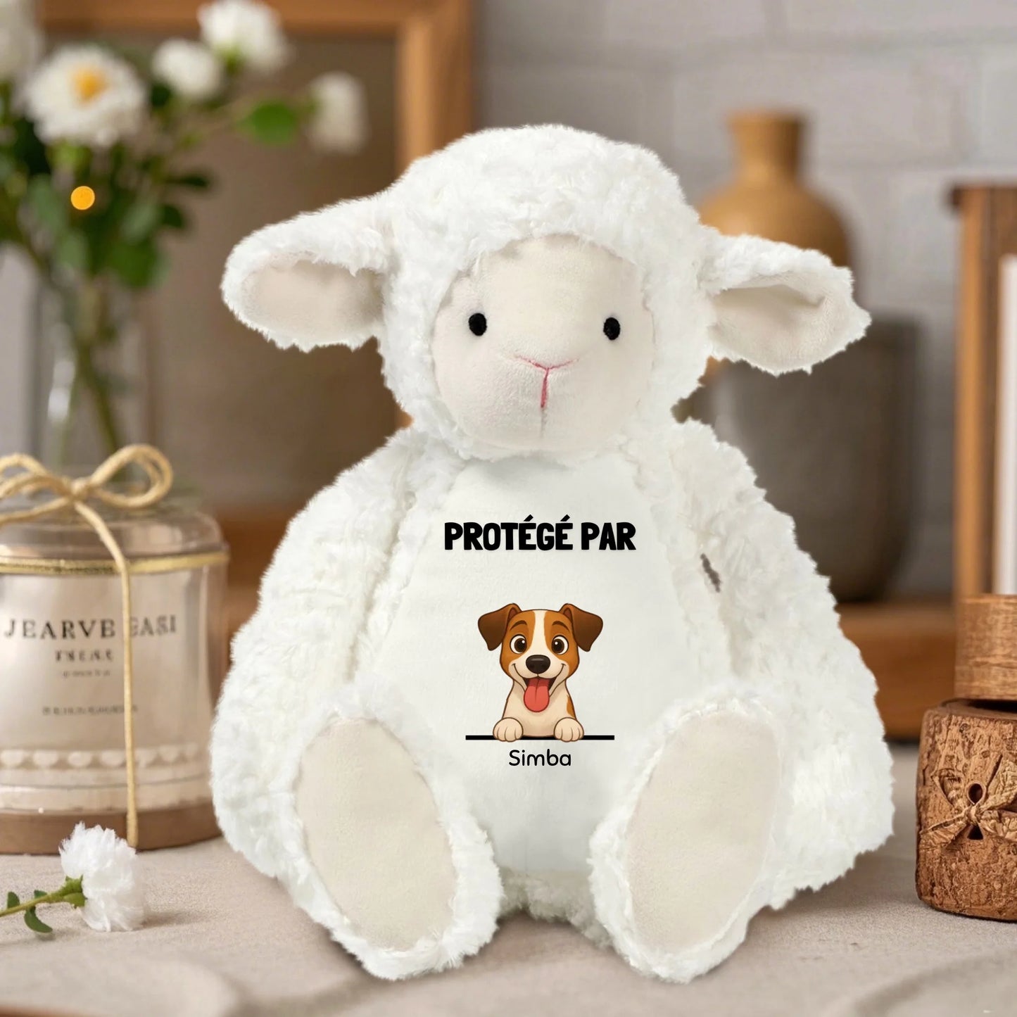 Peluche personalizzato a forma di agnello con ritratto cartoon di cane e il testo "Protégé par Simba".