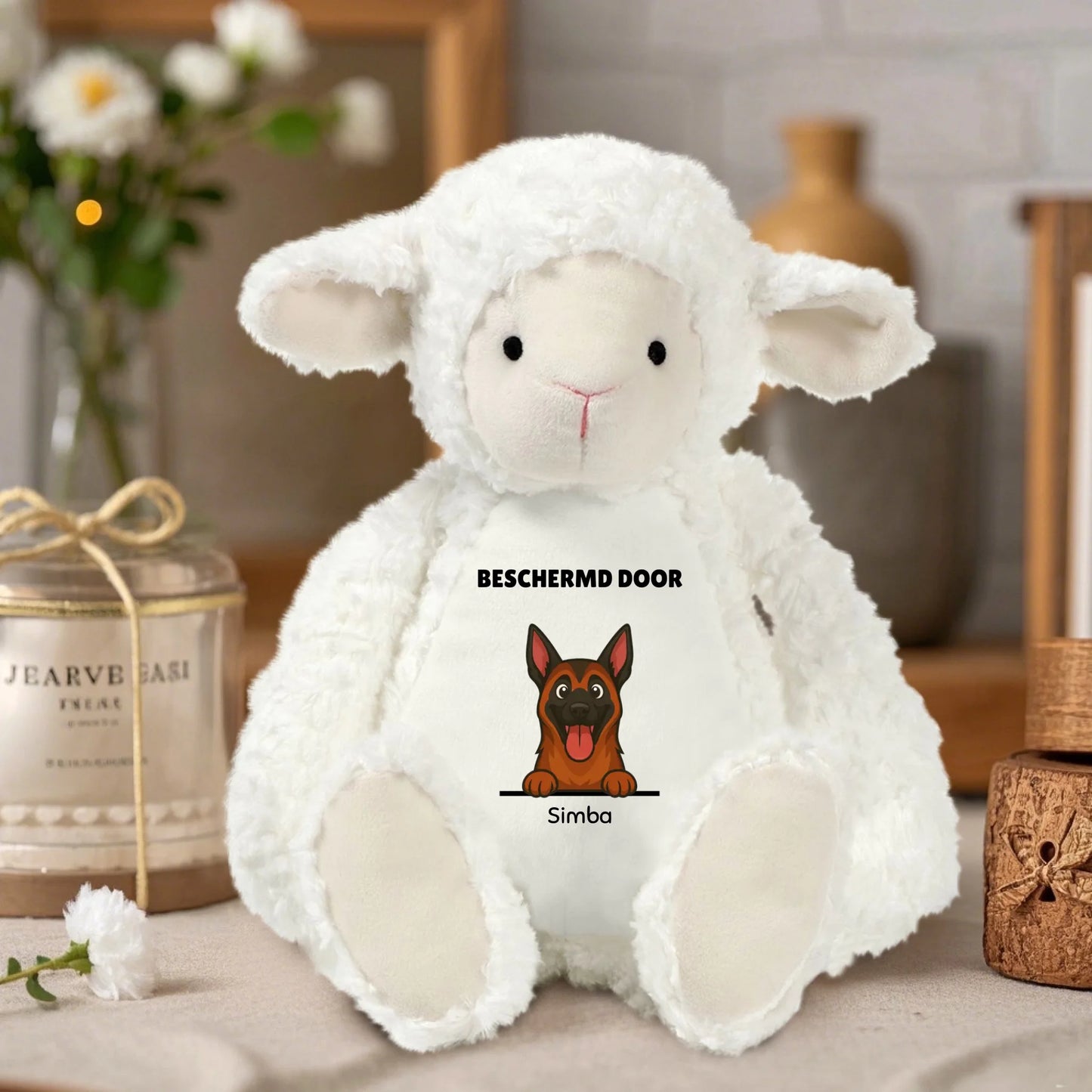 Witte lammetjes knuffel gepersonaliseerd met cartoon Duitse Herder en naam 'Simba', inclusief slogan 'BESCHERMD DOOR'