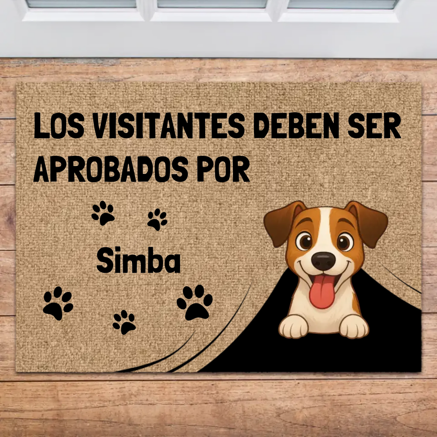 Felpudo personalizado con perro sonriente y la frase 'Los visitantes deben ser aprobados por'.