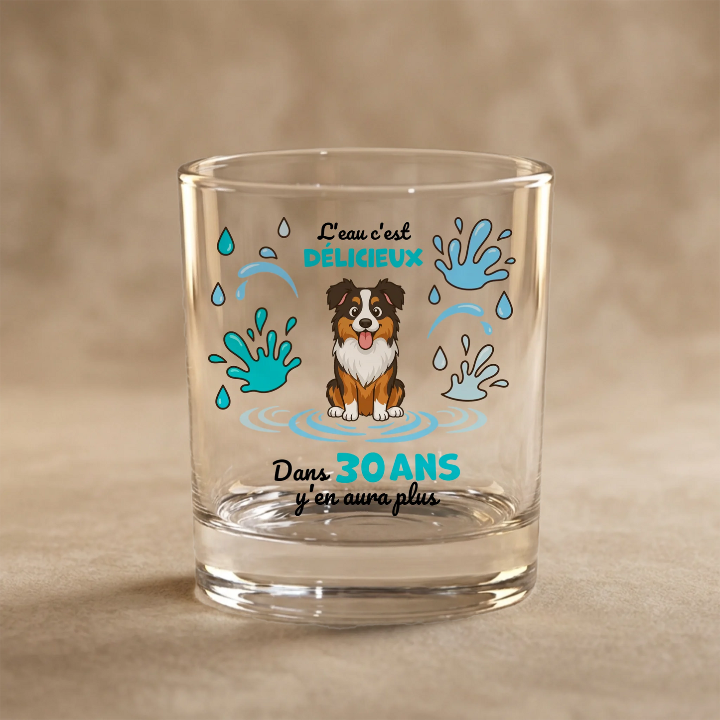 Verre personnalisé "L'eau c'est délicieux" avec illustration chien Berger Australien.