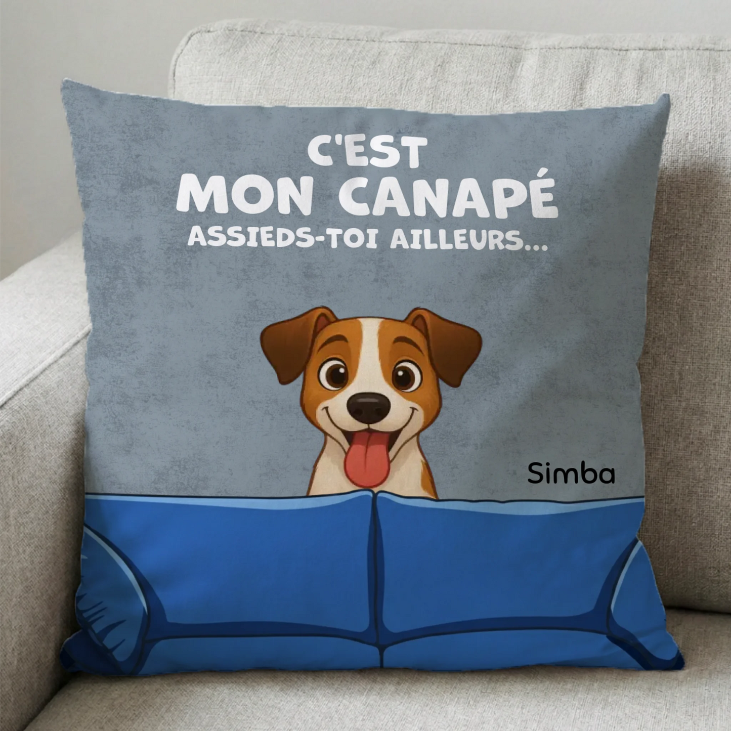 Coussin personnalisé "C'est mon canapé" avec l'illustration d'un chien type Jack Russell joyeux et possessif, idéal pour ton salon.