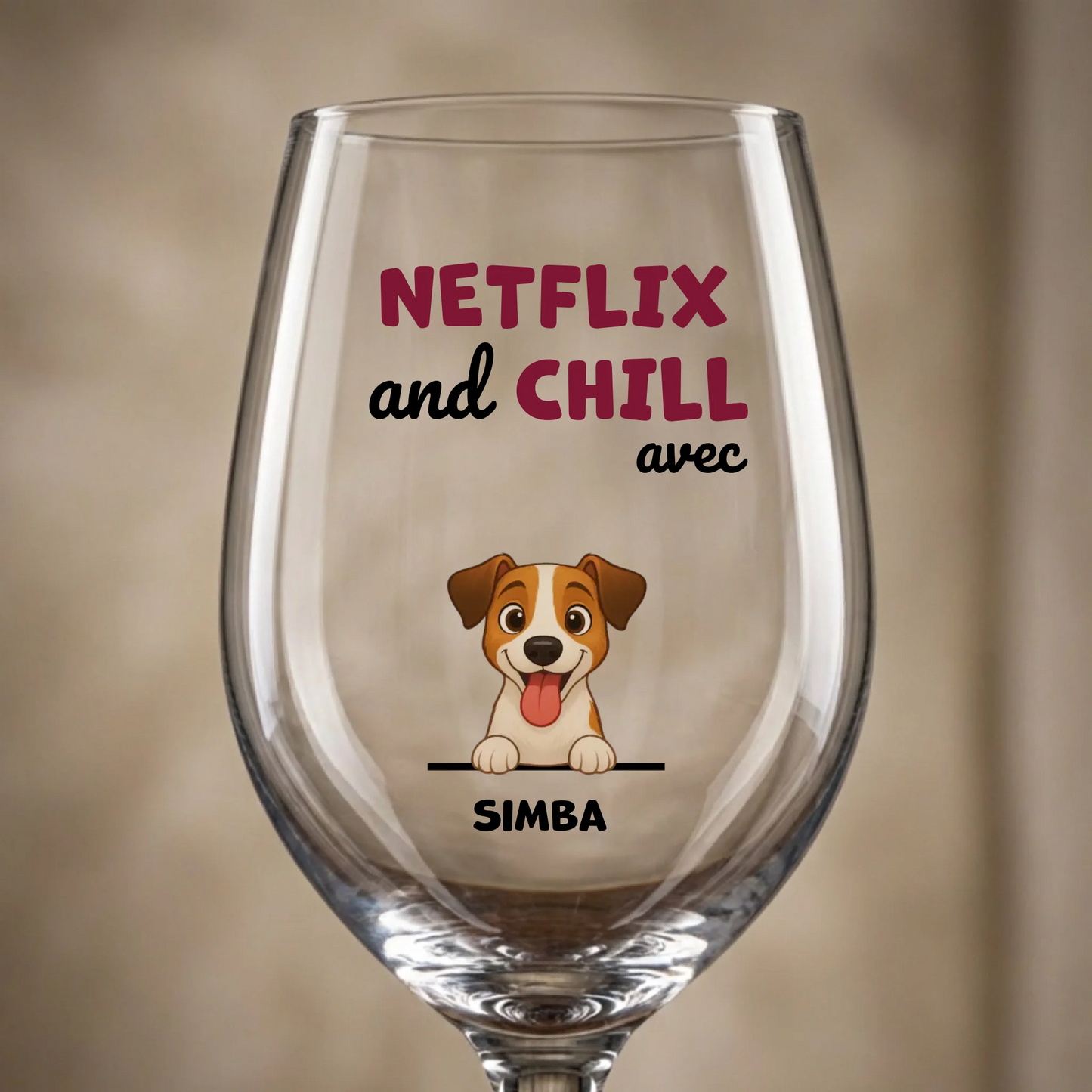Verre à vin personnalisé Netflix and Chill avec ton chien, illustration joyeuse DMP.