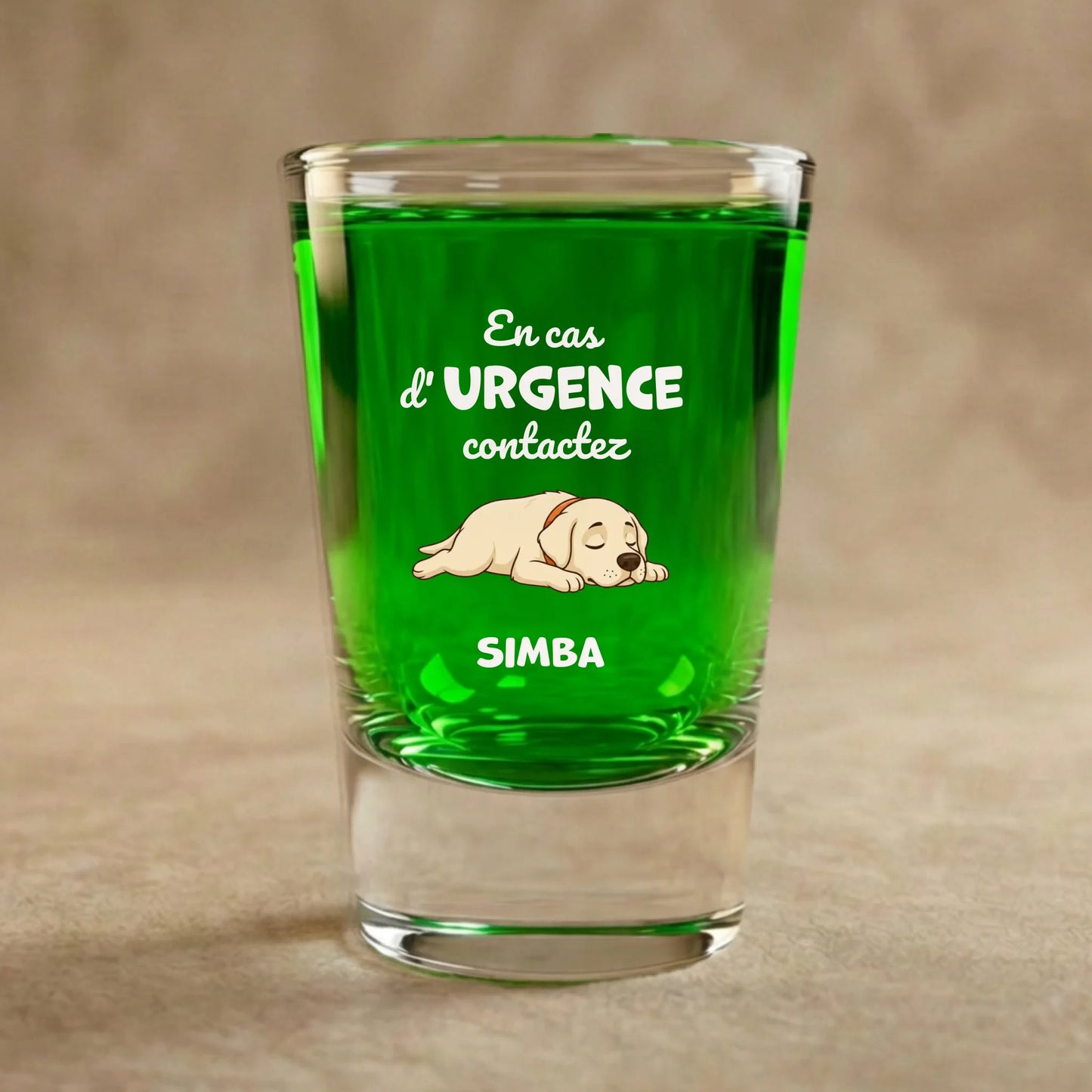 Verre à shot personnalisé avec illustration de Labrador endormi et texte d'urgence, par Draw My Pets.