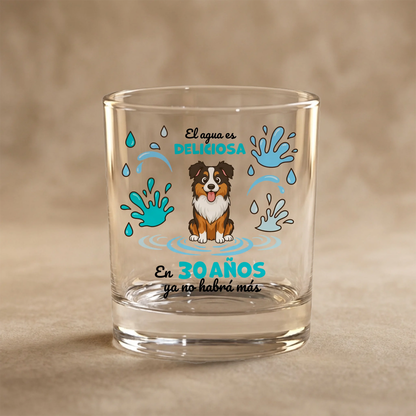 Vaso personalizado de cristal con perro Australian Shepherd y el eslogan "El agua es deliciosa".