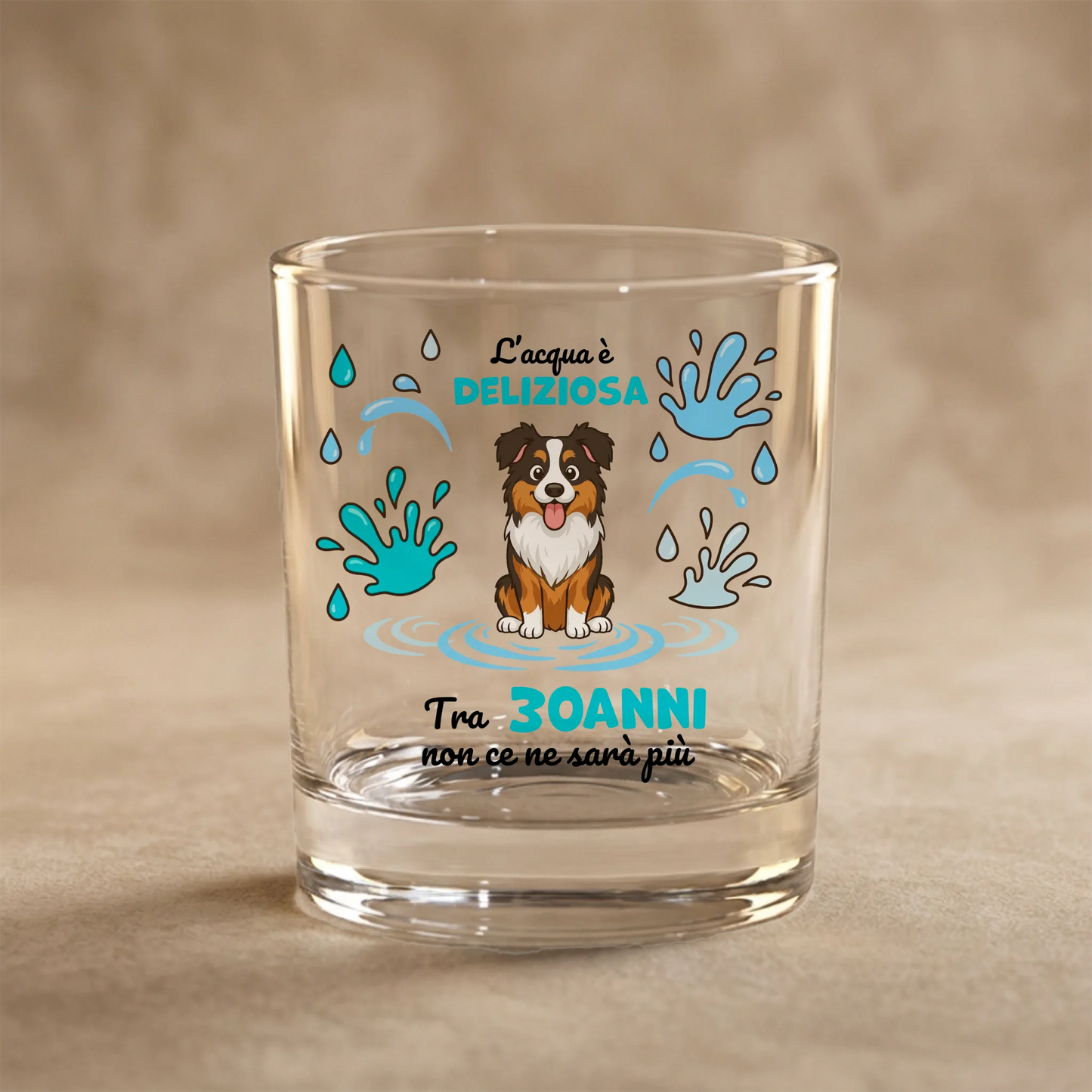 Bicchiere personalizzato con cane Australian Shepherd e slogan "L'acqua è deliziosa".