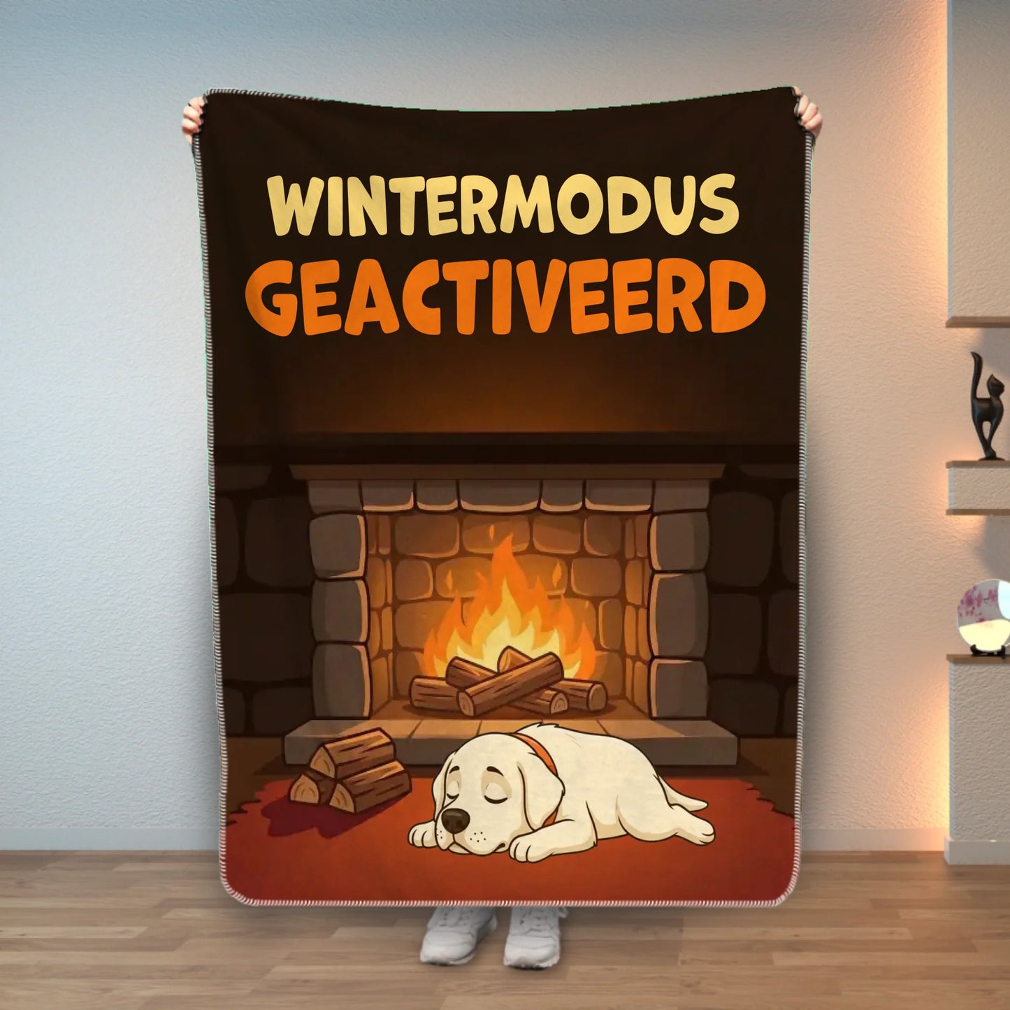 Gepersonaliseerd dierendeken met "Wintermodus Geactiveerd" slogan en slapende Labrador voor open haard