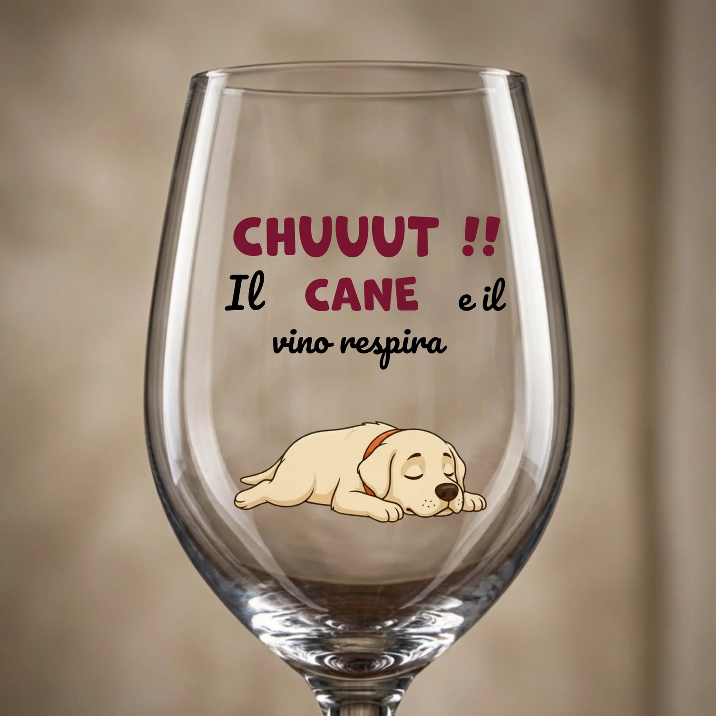 Bicchiere da vino personalizzato con un cane che dorme e la scritta "Shhh! Il cane e il vino respira"