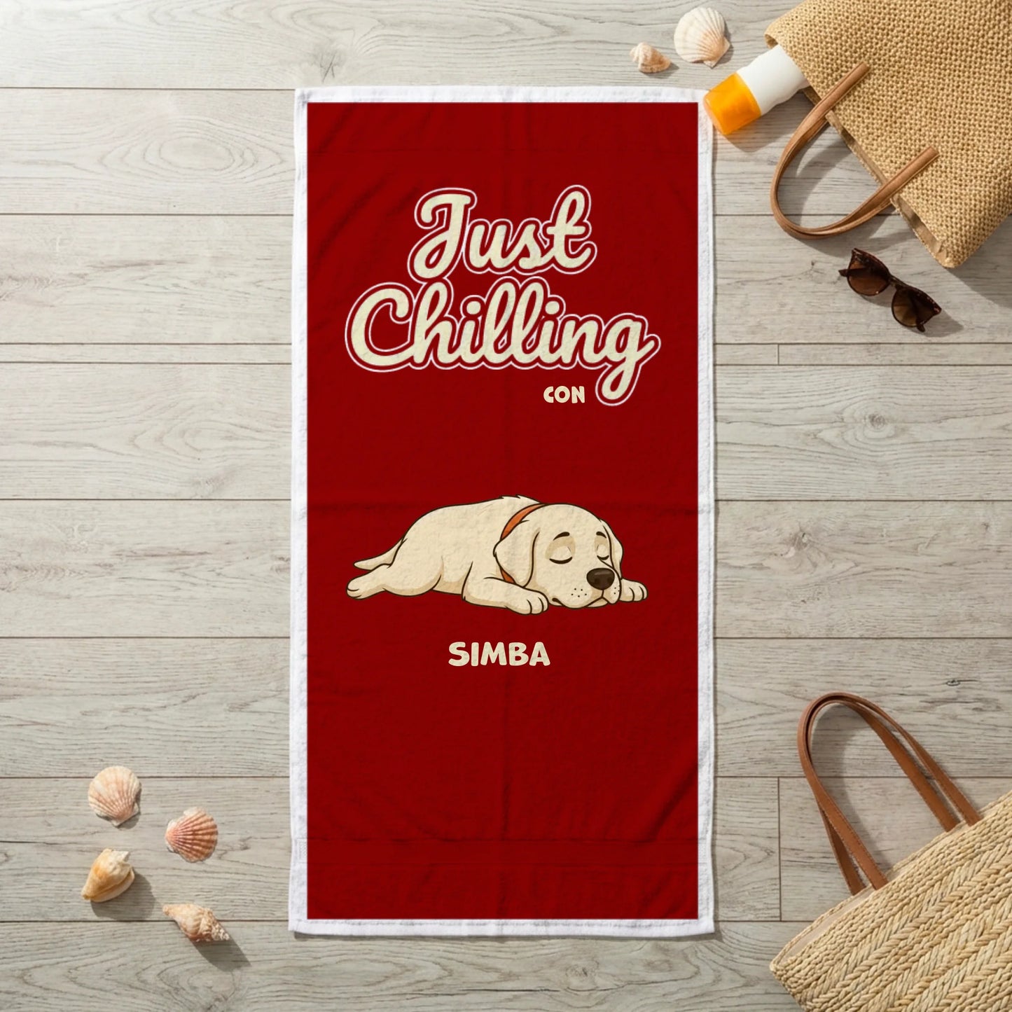 Asciugamano da spiaggia personalizzato rosso con cane Labrador che dorme e la scritta "Just Chilling CON Simba"