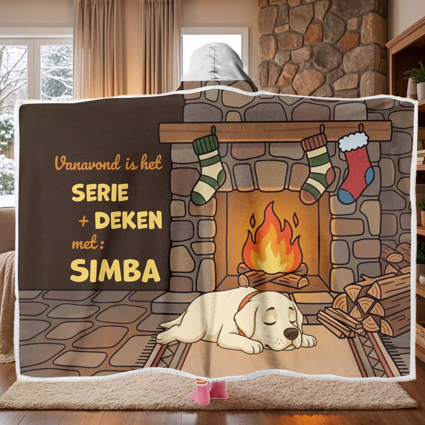 Vrouw onder gepersonaliseerde hoodie-deken met hondenillustratie en tekst 'Vanavond is het SERIE + DEKEN met: SIMBA' voor een open haard, winter buiten zichtbaar.