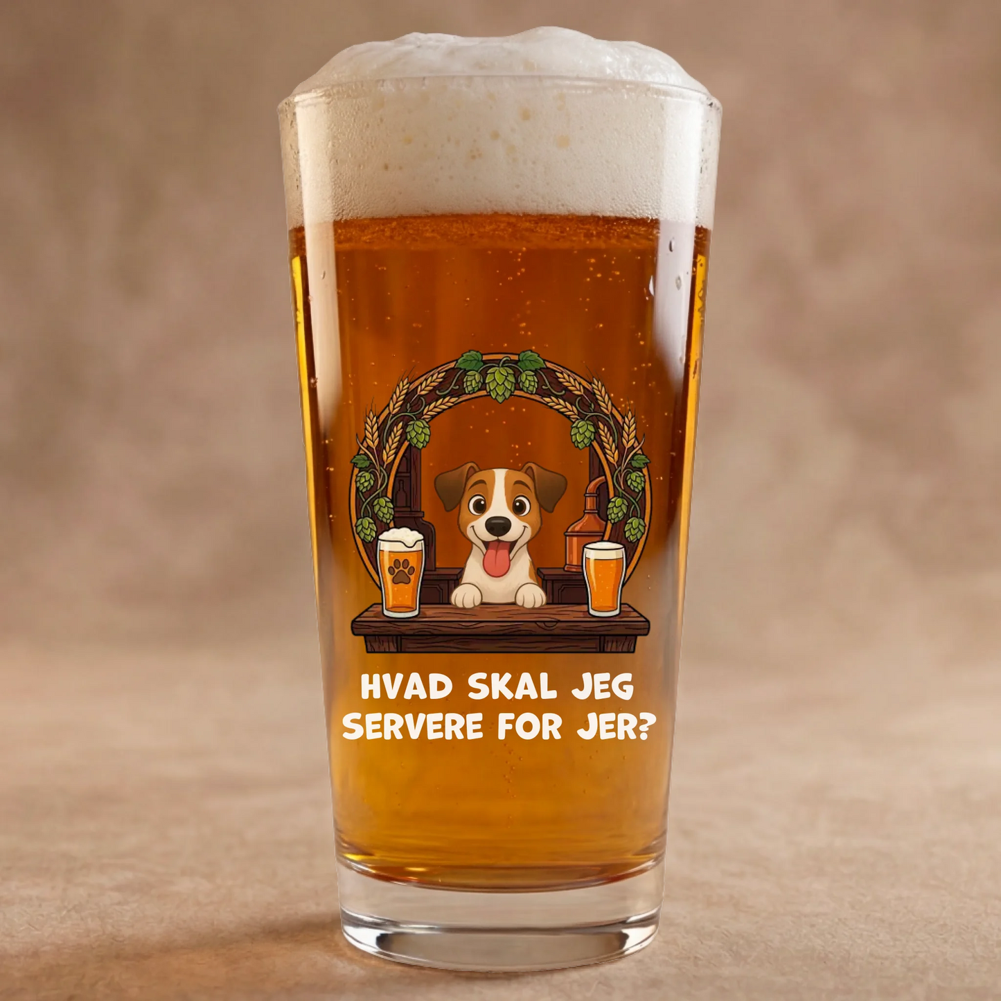 Personaliseret ølglas med glad hund som bartender og teksten "Hvad skal jeg servere for jer?".