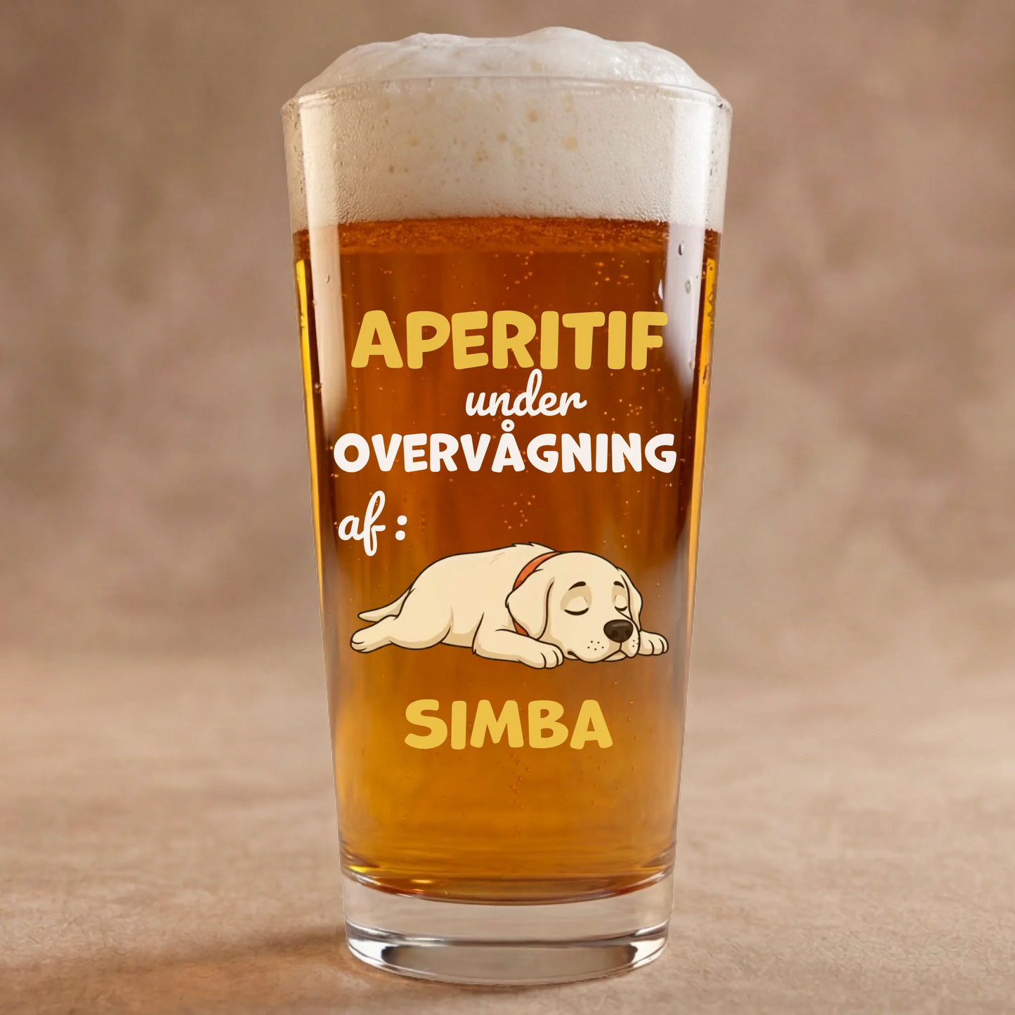 Personligt ølglas med sovende Labrador-hvalp og teksten 'Aperitif under overvågning af Simba'