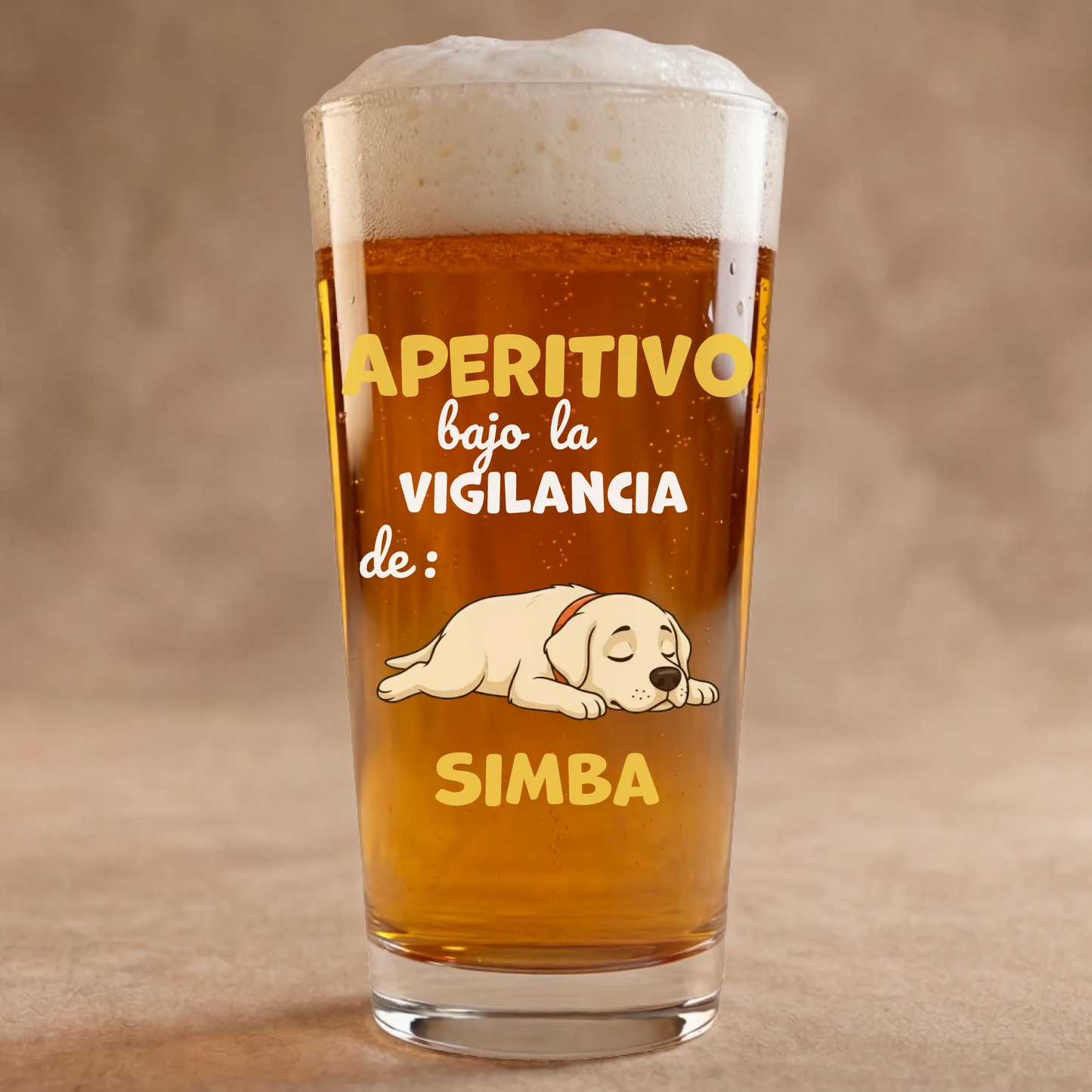 Vaso de cerveza personalizado con diseño 'Aperitivo bajo la vigilancia de' y un perro Labrador dormido.