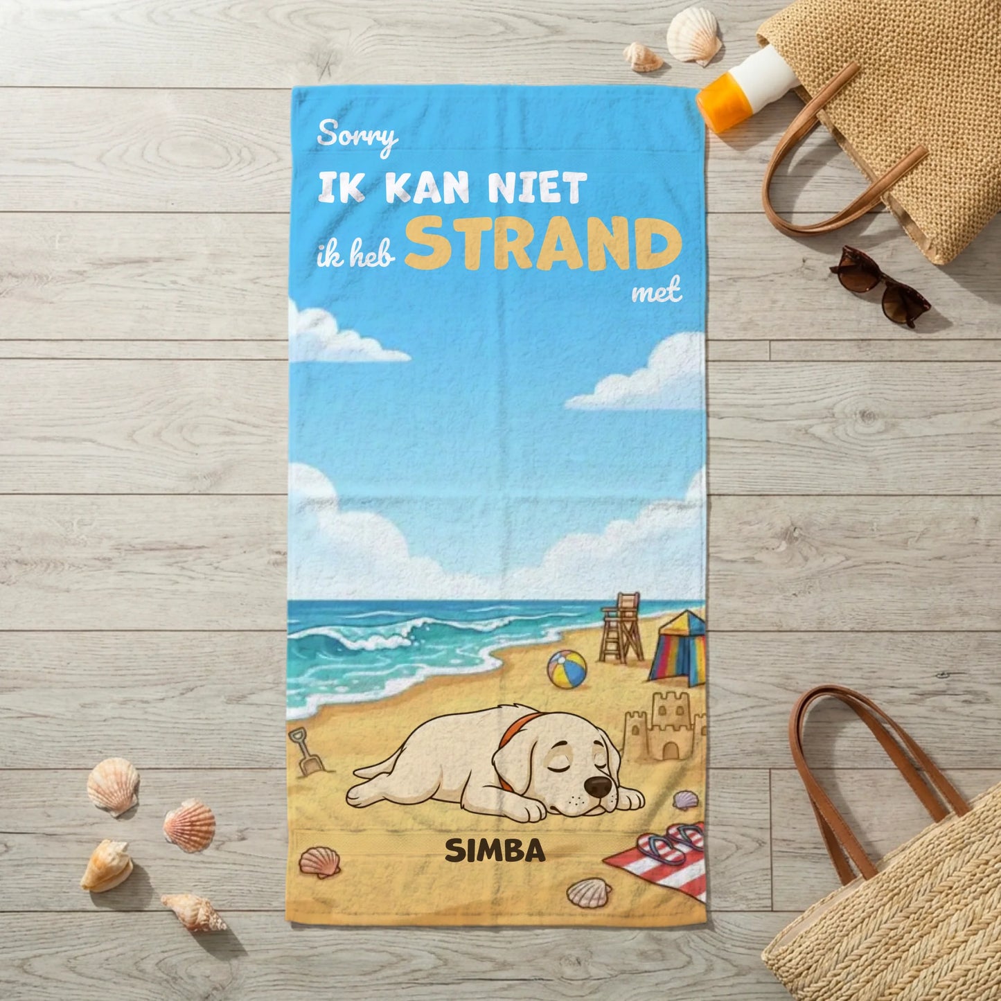 Gepersonaliseerde strandhanddoek met cartoon Labrador die slaapt op het strand en tekst 'Sorry, ik kan niet, ik heb strand met Simba' van Draw My Pets.