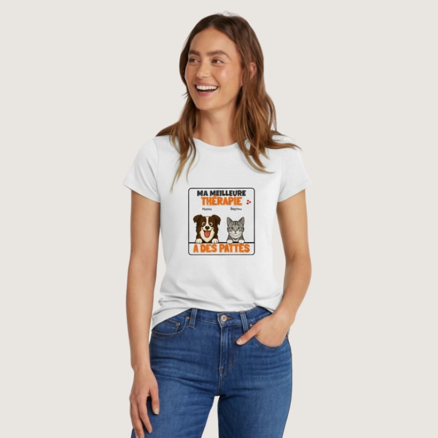 Femme souriante portant un T-shirt personnalisé 'Ma Meilleure Thérapie A Des Pattes' avec son chien