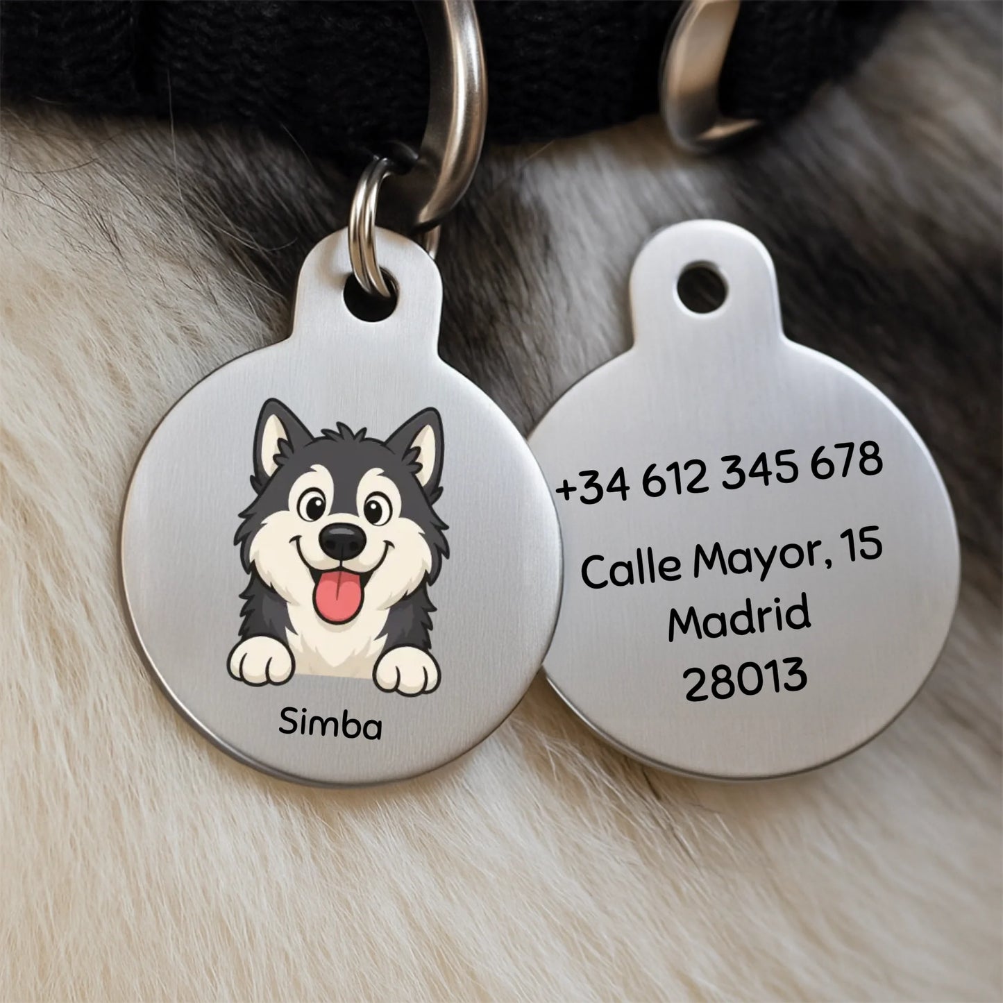 Medallón personalizado para perro husky con nombre 'Simba' y datos de contacto, color plateado.