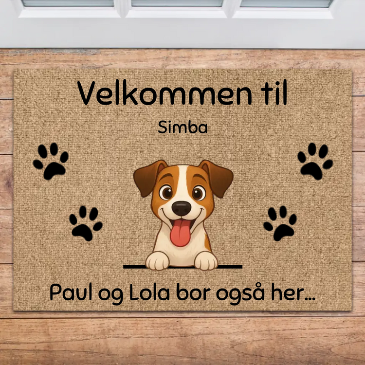 Skræddersyet dørmåtte med glad Jack Russell-hund og teksten 'Velkommen til Simba Paul og Lola bor også her...' og poteaftryk, set foran en dør.