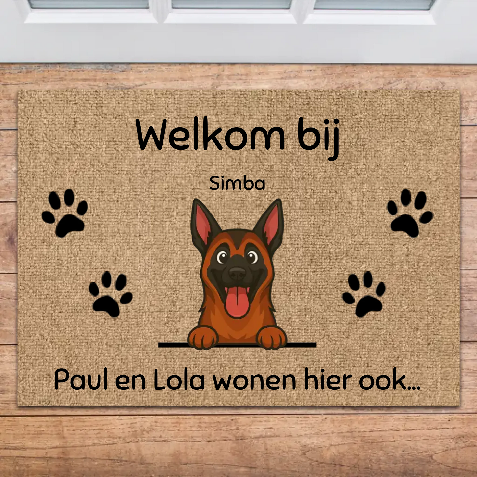 Gepersonaliseerde kokos deurmat met cartoon van een Duitse herder en de tekst 'Welkom bij [Naam huisdier]. [Jouw naam] en [Partnernaam] wonen hier ook...' in een huiselijke setting