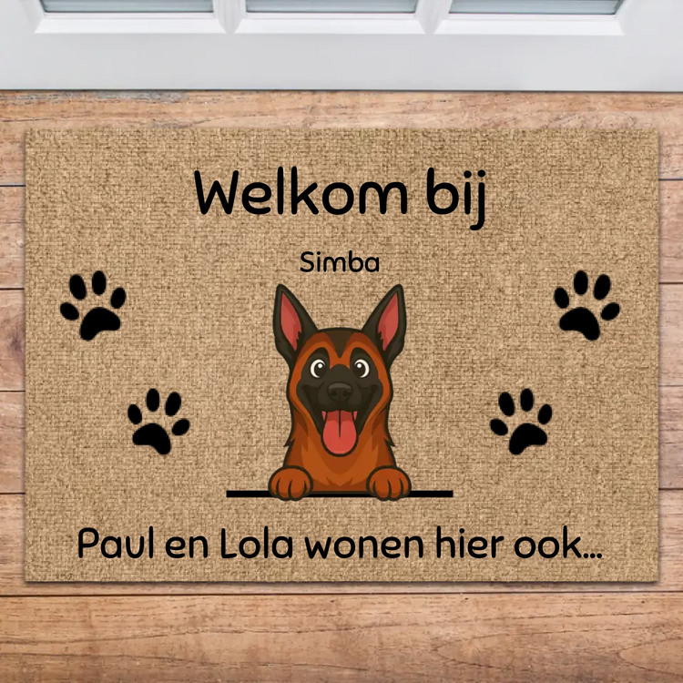 Gepersonaliseerde kokos deurmat met cartoon van een Duitse herder en de tekst 'Welkom bij [Naam huisdier]. [Jouw naam] en [Partnernaam] wonen hier ook...' in een huiselijke setting