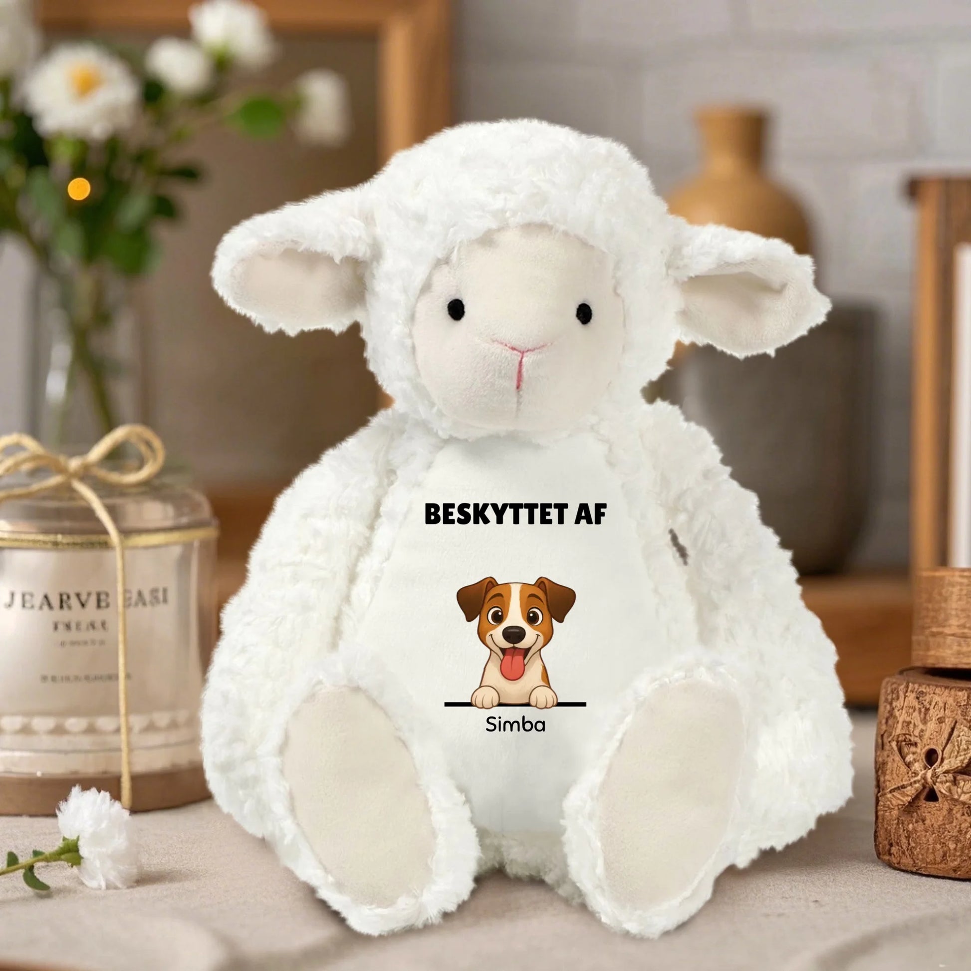 Hvid lam-bamse med personligt portræt af hund og tekst 'Beskyttet af Simba'.