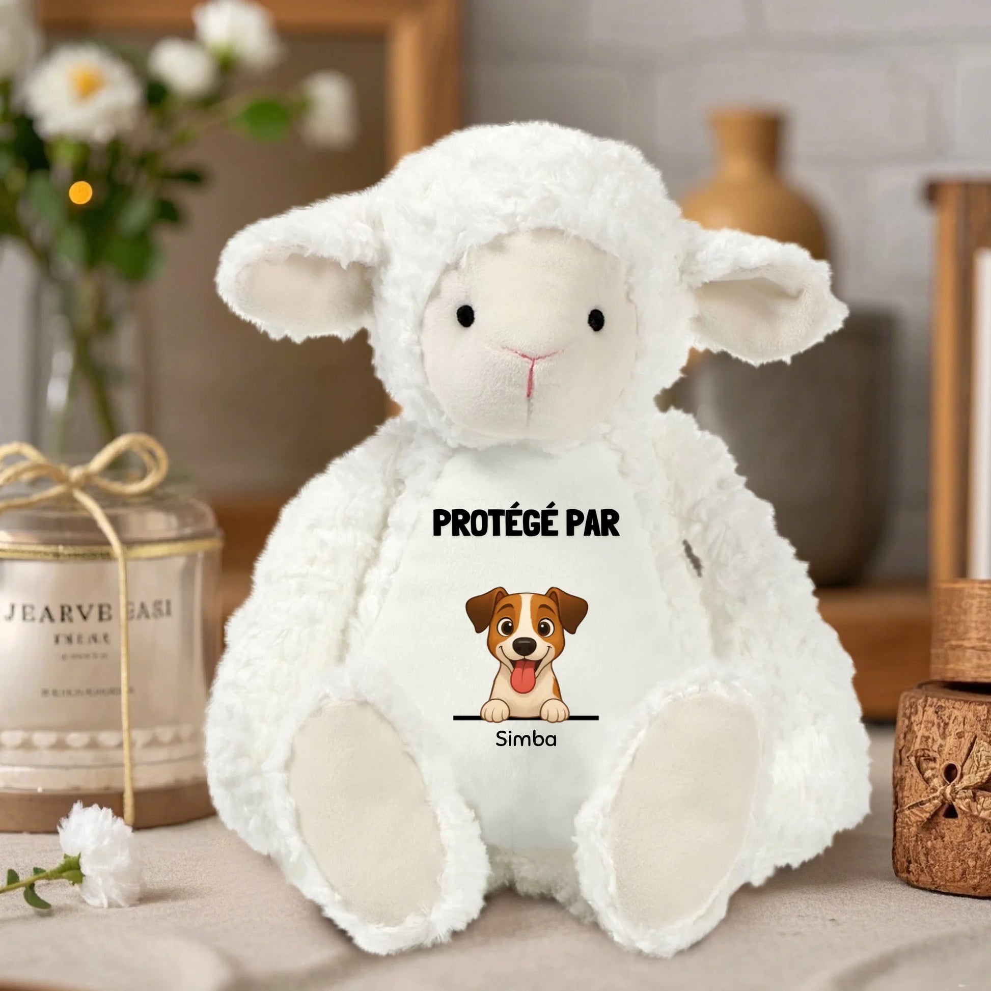 Peluche de cordero personalizable con diseño de perro 'Protegido por Simba' de Draw My Pets.