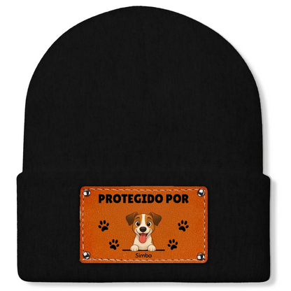 Gorro negro personalizado 'Protegido por' con un sonriente perro tipo Jack Russell