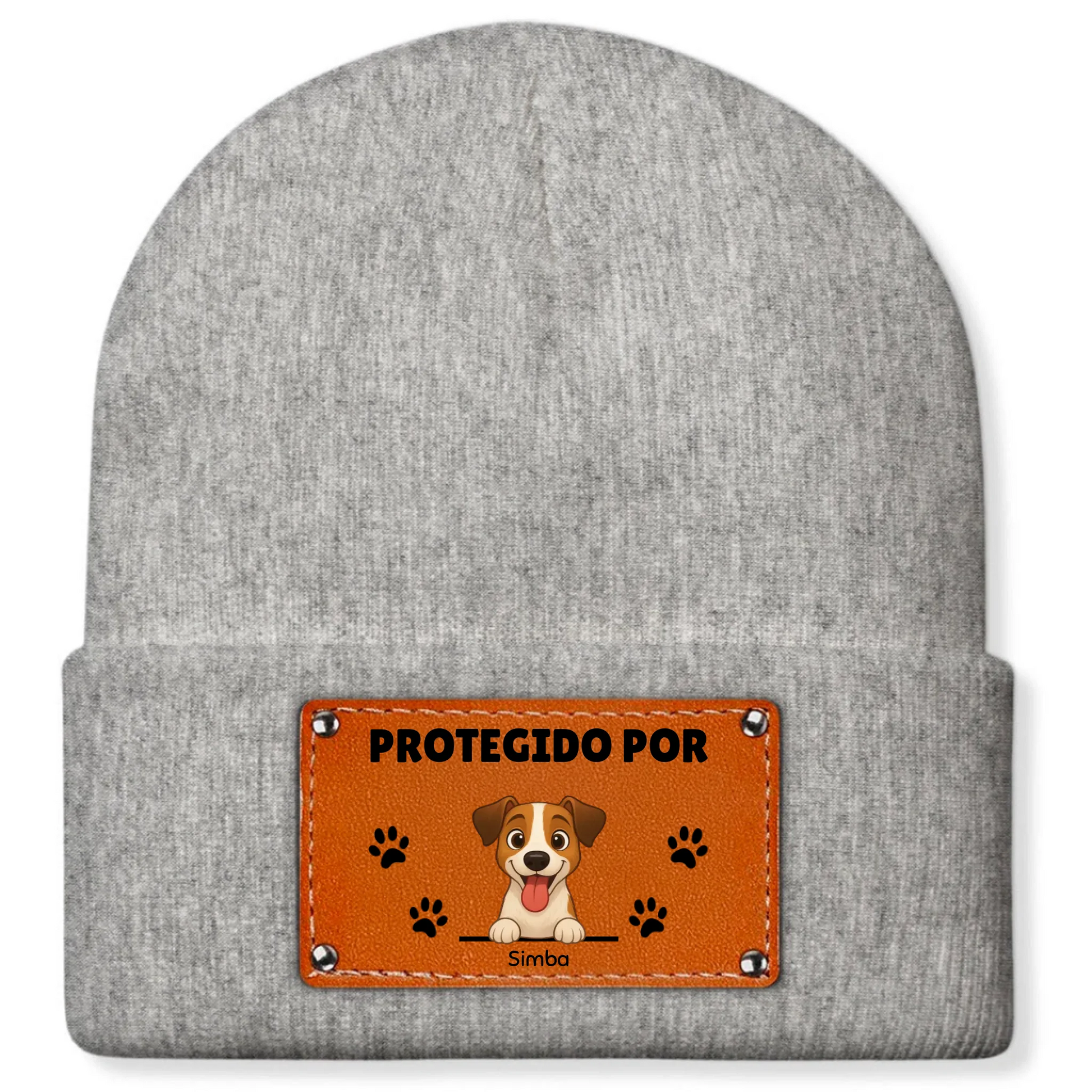 Detalle del parche naranja con el diseño 'Protegido por' y el nombre 'Simba'