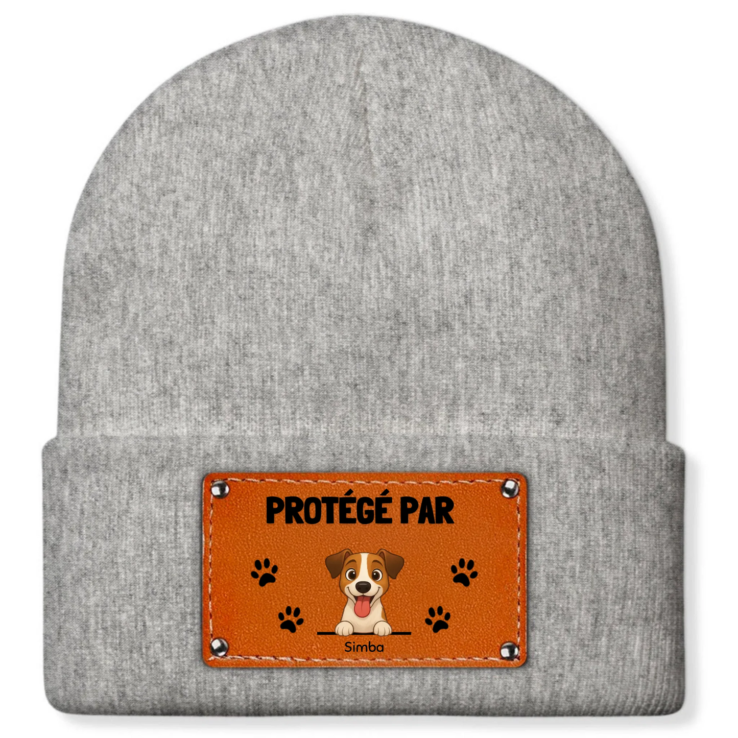 Dettaglio della patch marrone cucita con stampa 'PROTETTO DA', zampette nere e un cane stilizzato.