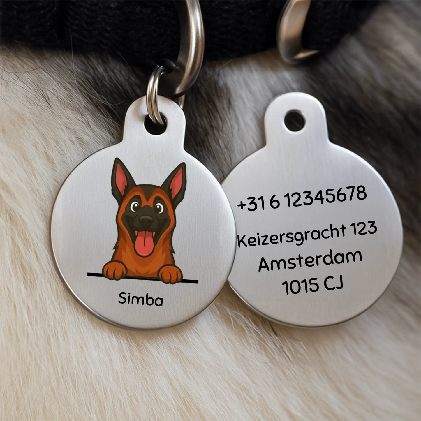 Gepersonaliseerde zilveren medaillon voor hond Simba met vrolijk cartoon portret en contactgegevens.