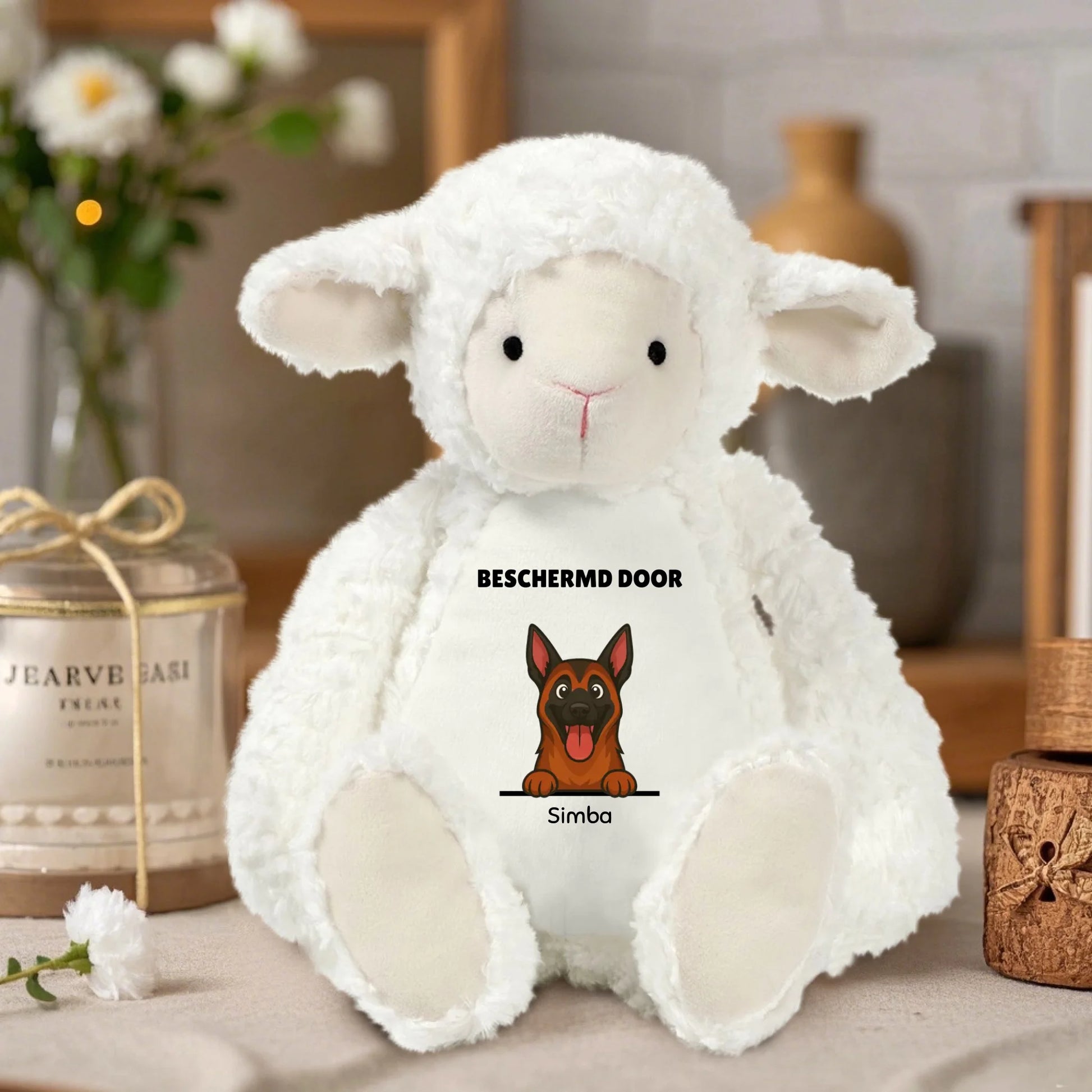 Witte lammetjes knuffel gepersonaliseerd met cartoon Duitse Herder en naam 'Simba', inclusief slogan 'BESCHERMD DOOR'