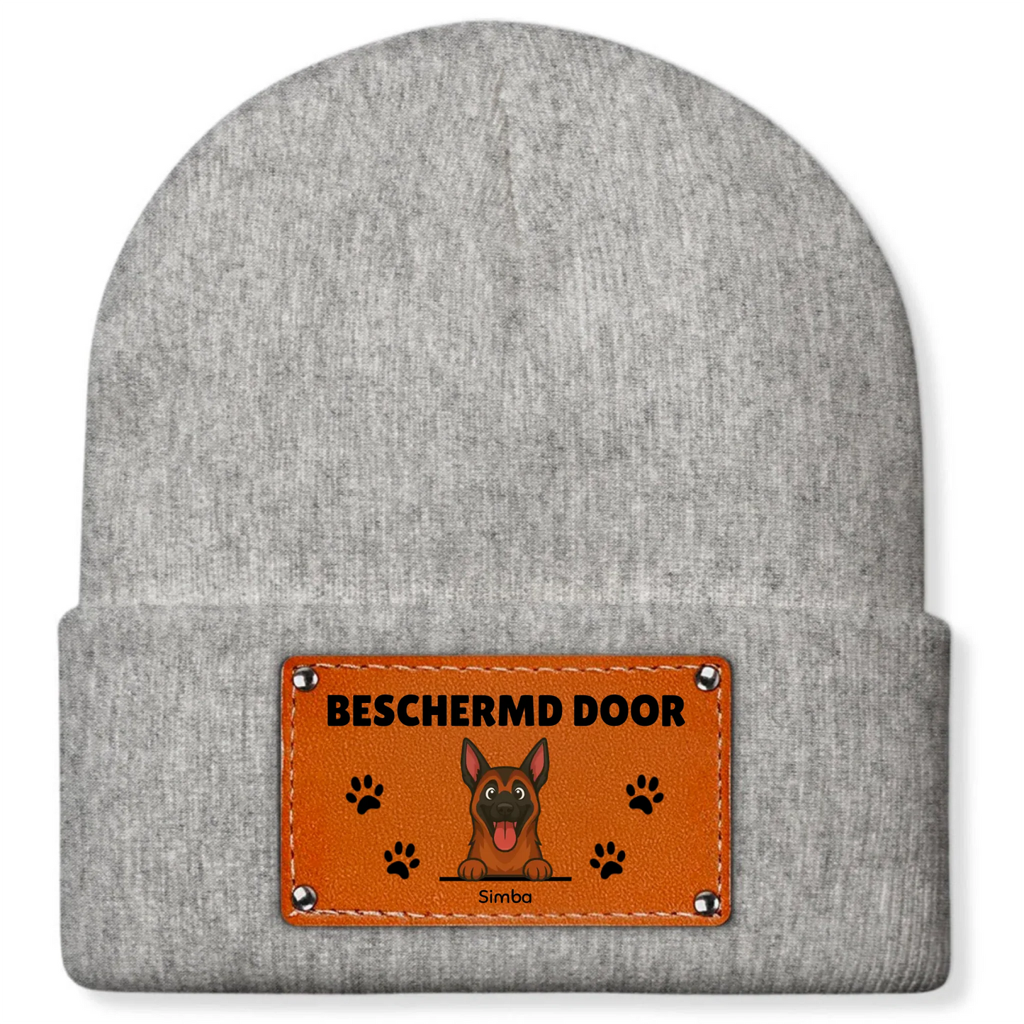 Detail van leren patch op muts met de tekst 'Beschermd door' en een vrolijk hondenportret
