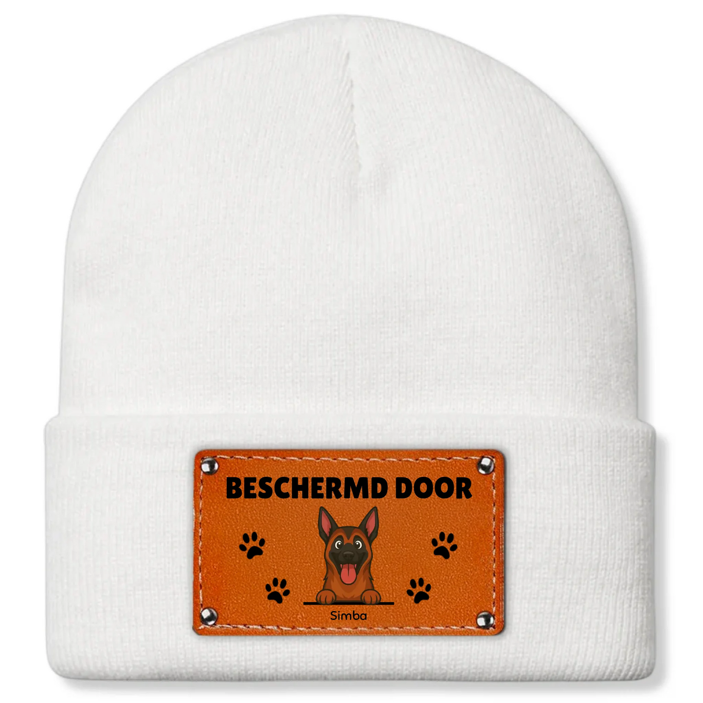 Persoon die een zwarte 'Beschermd door' muts draagt tijdens een winterse wandeling met de hond