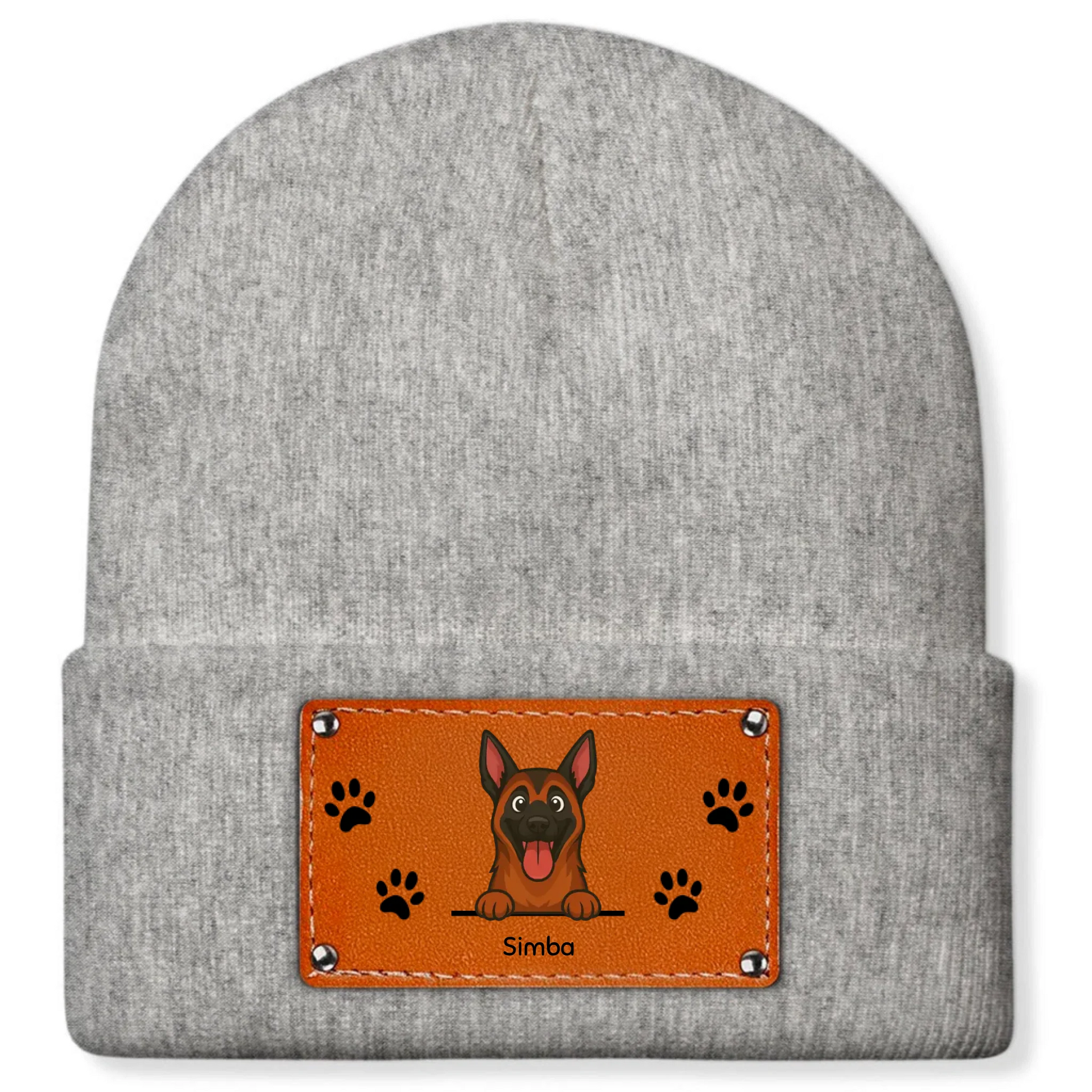 Close-up van het faux-leren label met cartoonhond, pootafdrukken en de naam 'Simba'
