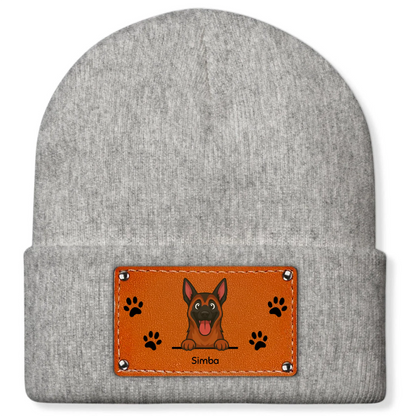 Close-up van het faux-leren label met cartoonhond, pootafdrukken en de naam 'Simba'