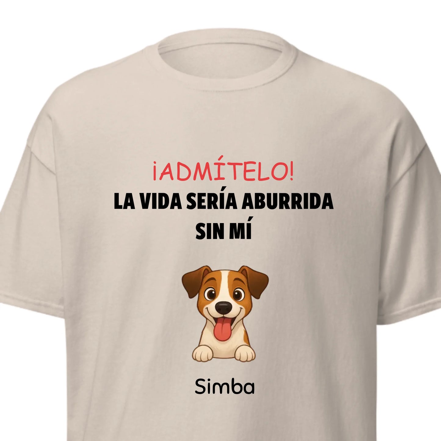 Persona sonriendo, mostrando su camiseta personalizada con diseño de perro y nombre.