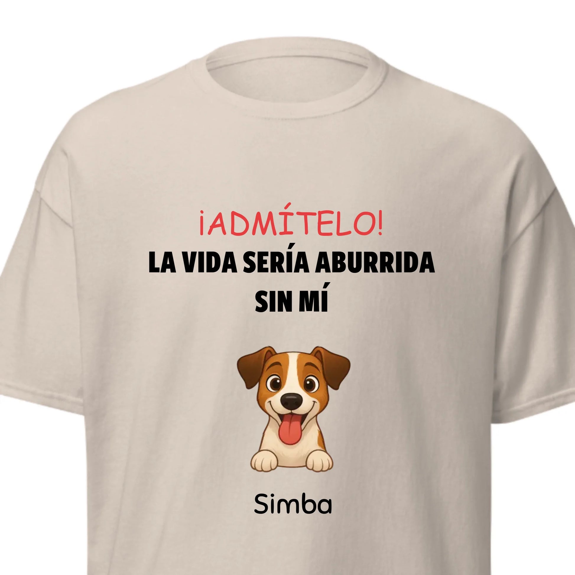 Persona sonriendo, mostrando su camiseta personalizada con diseño de perro y nombre.