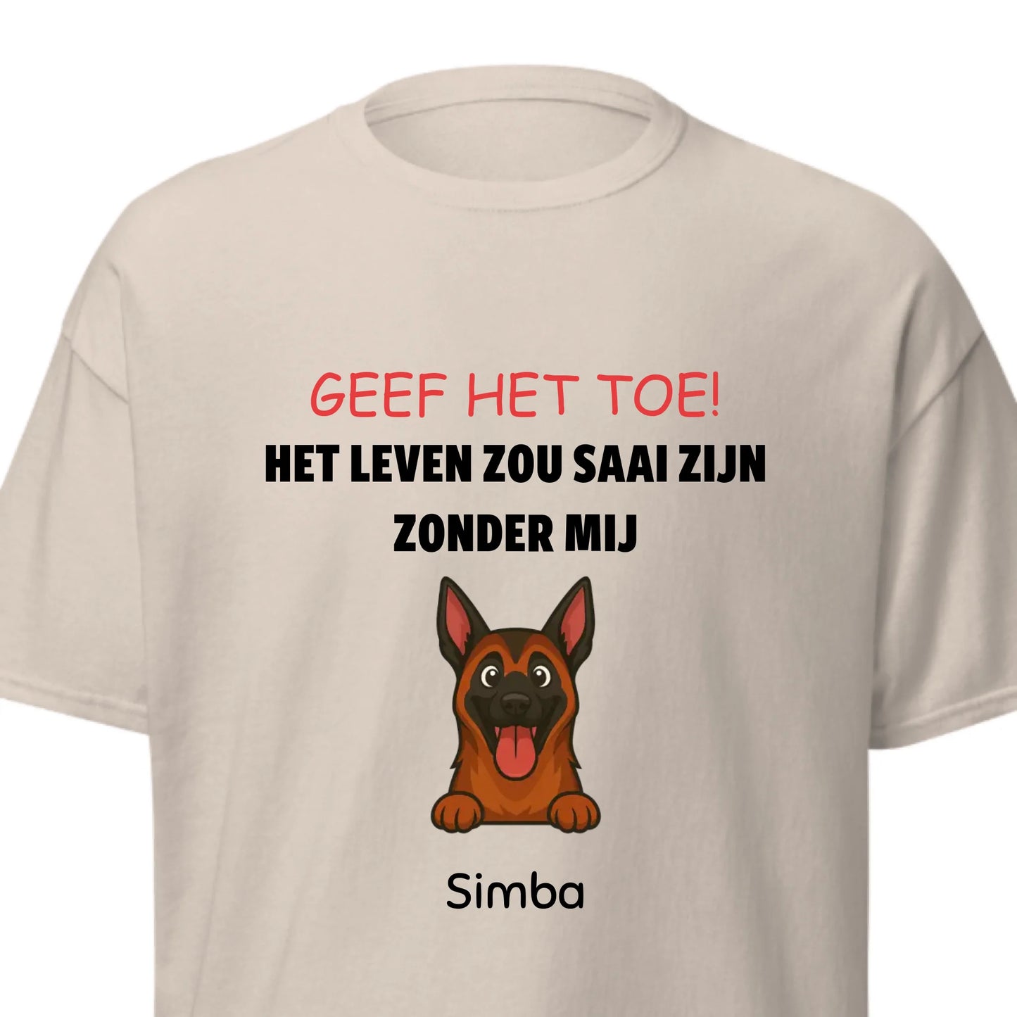 Blij persoon draagt een gepersonaliseerd t-shirt met huisdier portret.