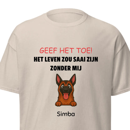 Blij persoon draagt een gepersonaliseerd t-shirt met huisdier portret.