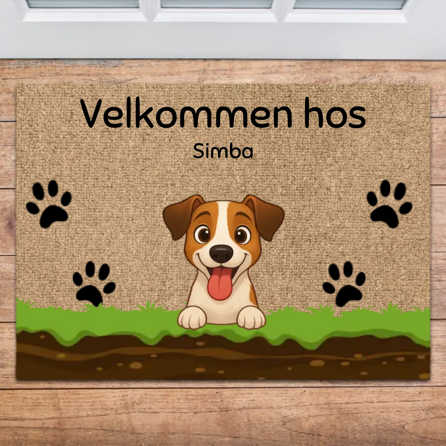 Personlig græs dørmåtte med glad tegnet Jack Russell hund og teksten 'Velkommen hos Simba'.