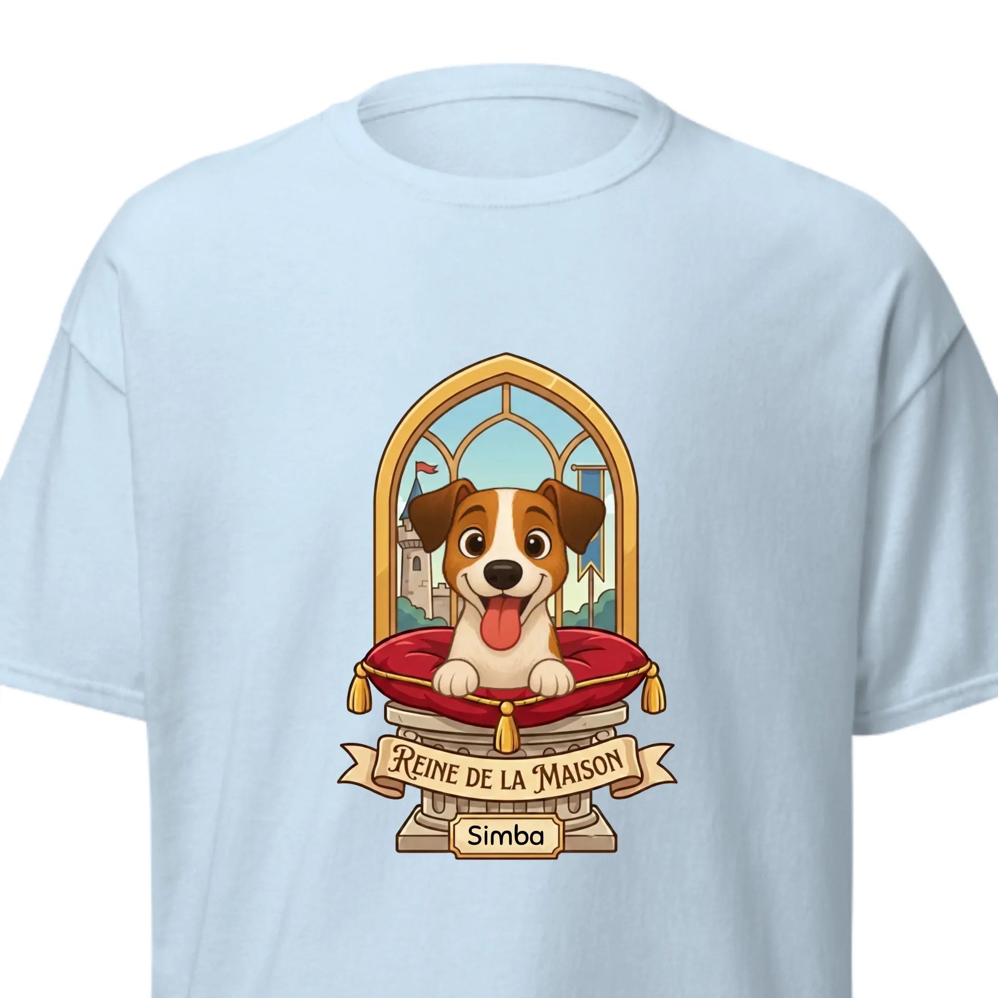 T-shirt bleu clair personnalisé avec illustration d'un chien Jack Russell souriant, Reine de la maison sur coussin royal, prénom Simba.