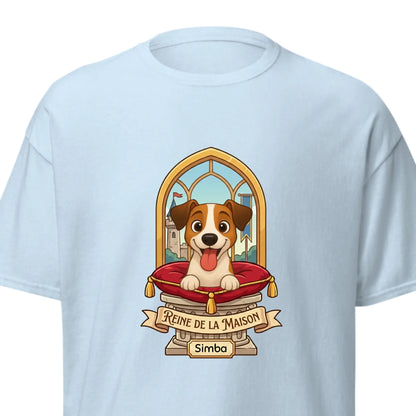T-shirt bleu clair personnalisé avec illustration d'un chien Jack Russell souriant, Reine de la maison sur coussin royal, prénom Simba.