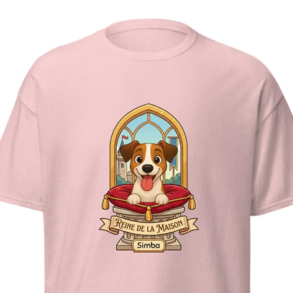 Détail de l'impression sur le t-shirt: illustration du chien joyeux sur son trône, avec un château en arrière-plan.