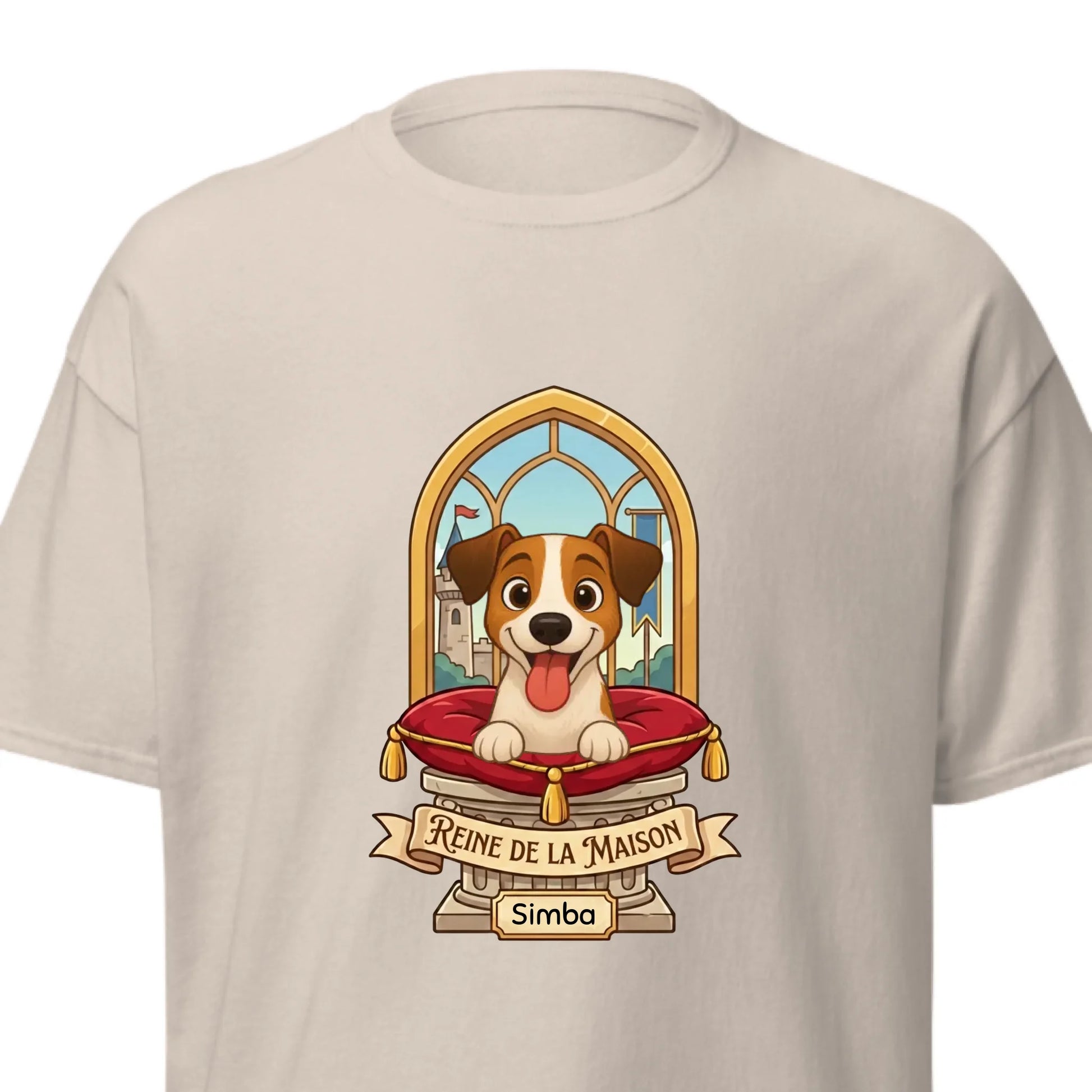 Jeune femme portant un t-shirt personnalisé Reine de la maison, montrant son amour pour son chien ou chat.