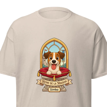 Jeune femme portant un t-shirt personnalisé Reine de la maison, montrant son amour pour son chien ou chat.
