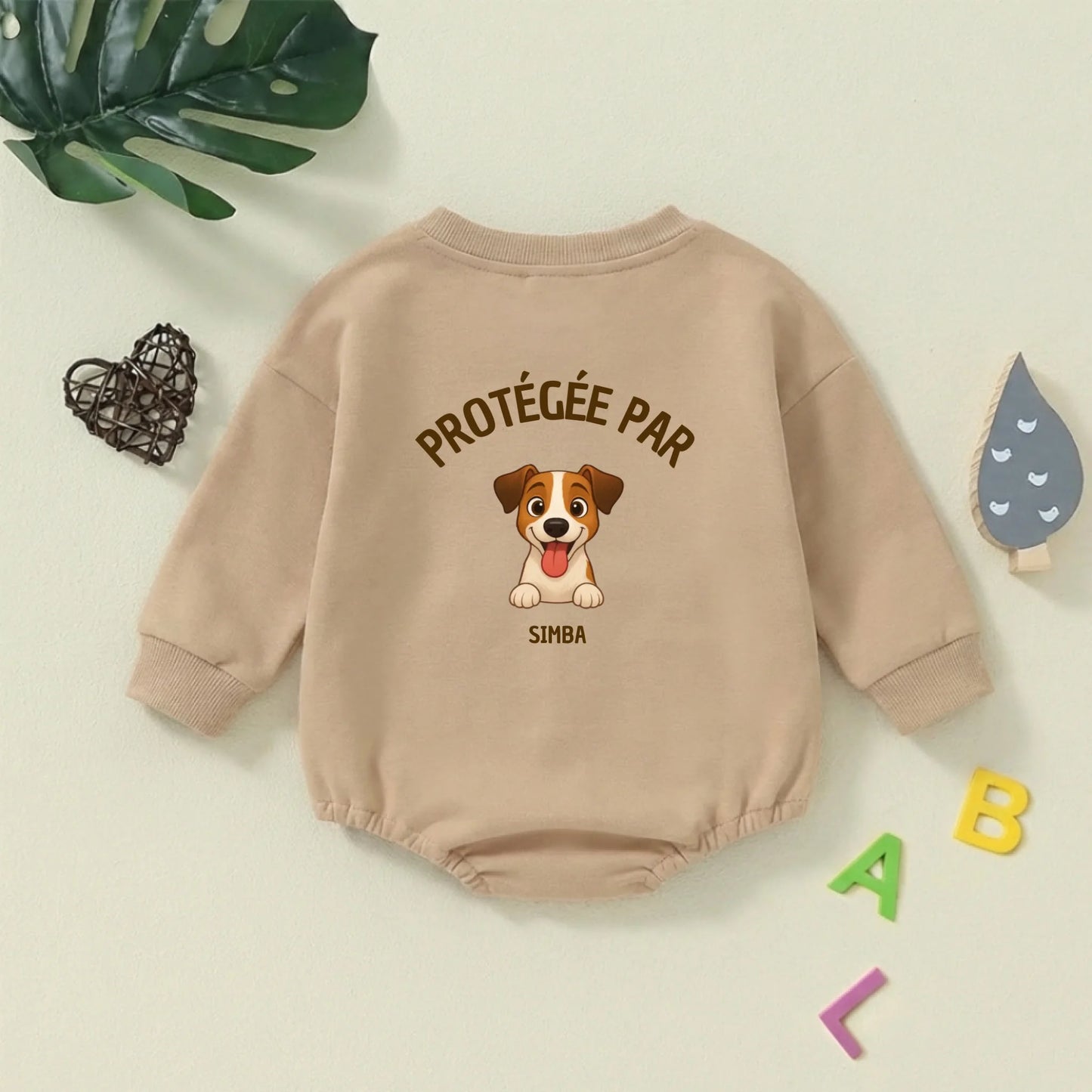 Détail du col et de l'illustration chien joyeux sur le body pull bébé.