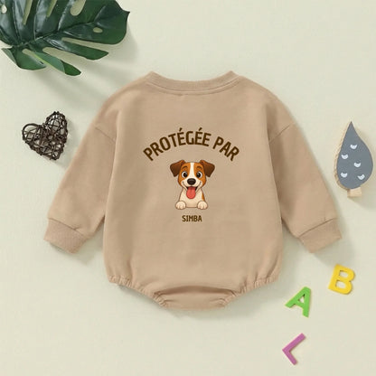 Détail du col et de l'illustration chien joyeux sur le body pull bébé.