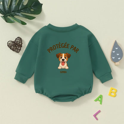 Body pull bébé personnalisé vert forêt avec illustration chien "Protégée par Simba".