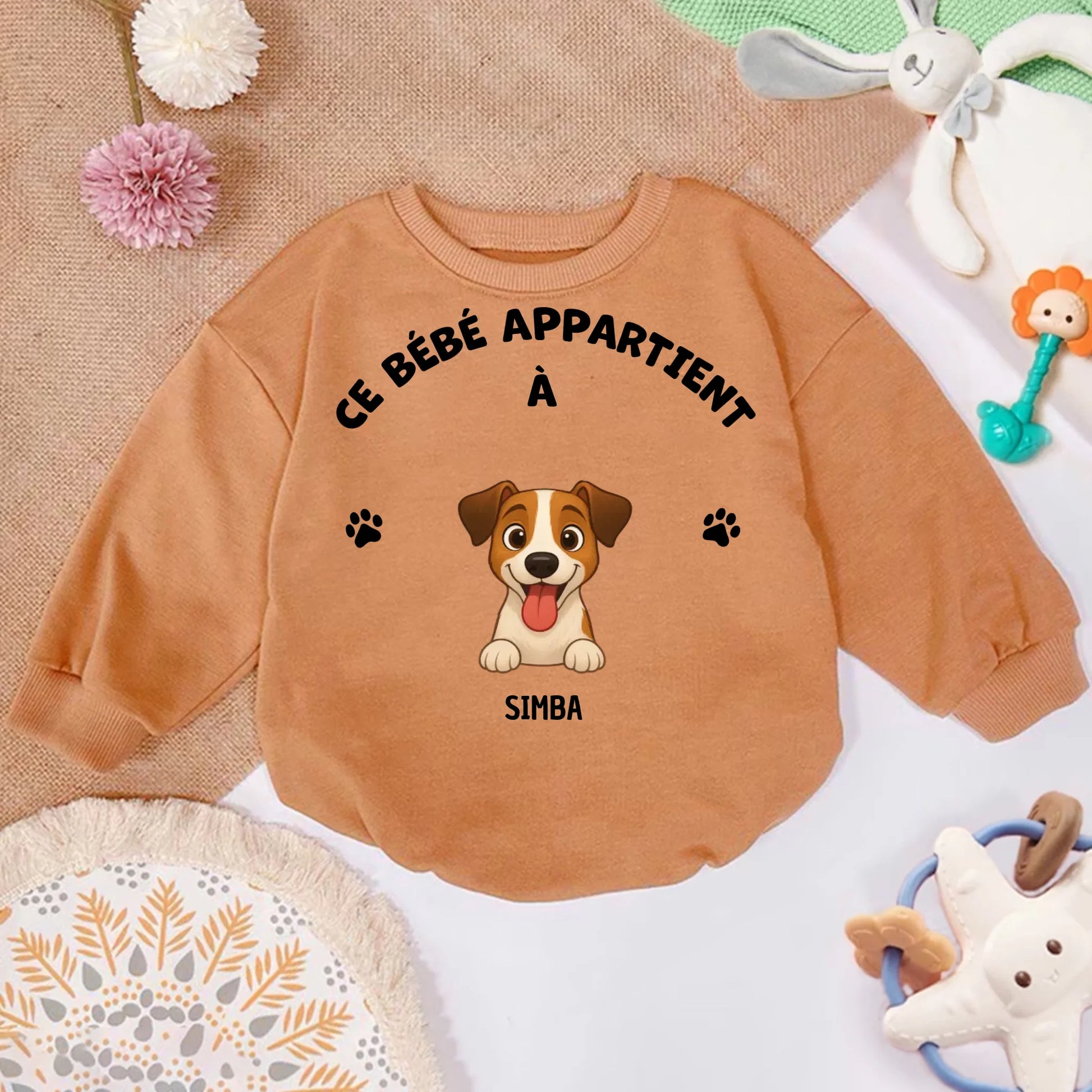 Pull bébé personnalisé caramel, chien souriant, slogan "Ce bébé appartient à". Cadeau unique.