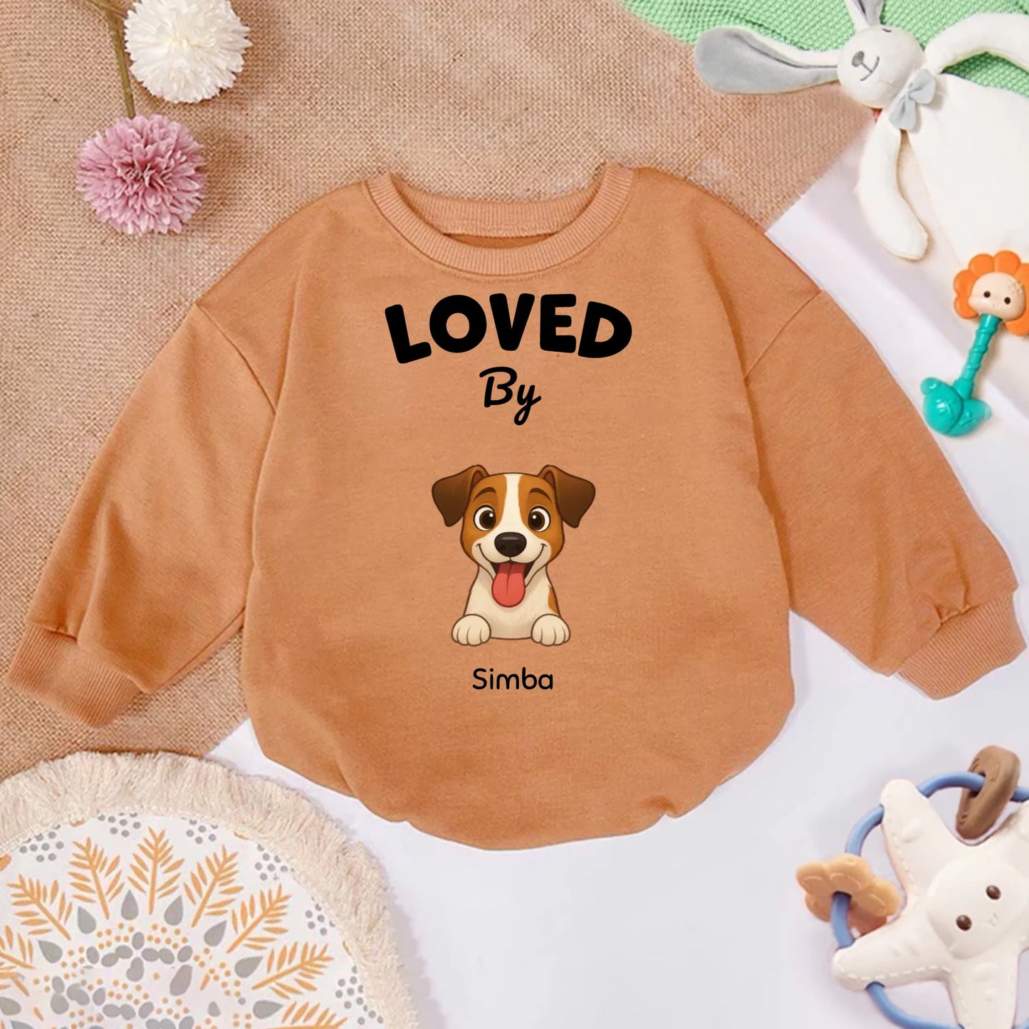 Pull bébé personnalisé camel "LOVED By" avec l'illustration d'un chien joyeux et le prénom de l'animal.