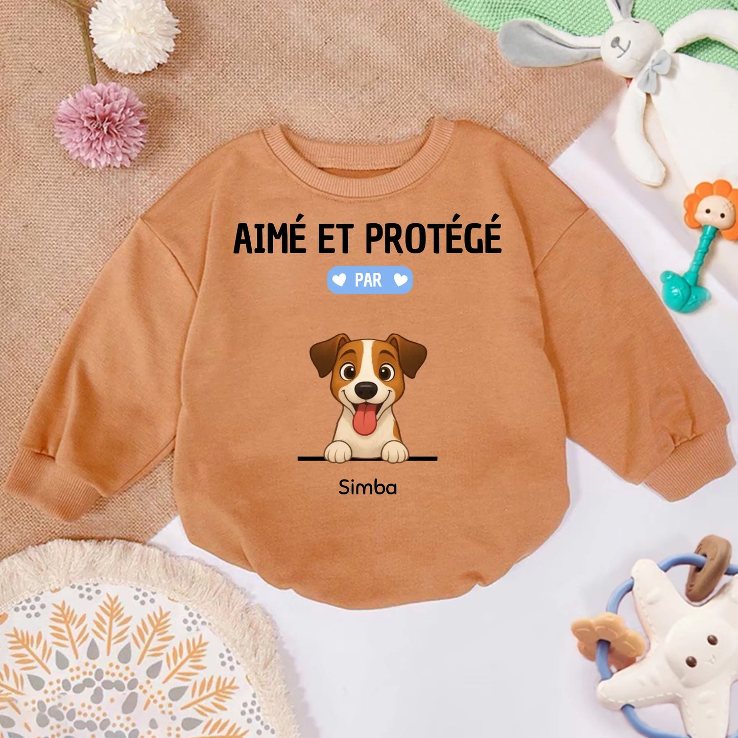 Pull bébé personnalisé marron clair "Aimé et Protégé par" avec un chiot terrier souriant et le prénom Simba.